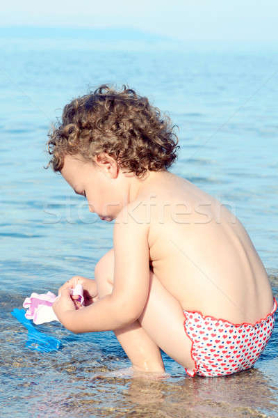 Gyermek tengerpart kicsi játszik víz boldog Stock fotó © badmanproduction