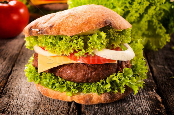 Cheeseburger carne de vită alimente pâine roşu salată Imagine de stoc © badmanproduction