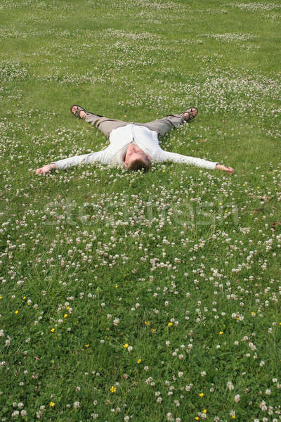 Homem parque adormecido flores sol Foto stock © Bananna