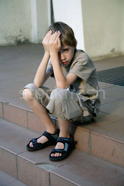 Smutne chłopca posiedzenia kroki dziecko stres Zdjęcia stock © Bananna