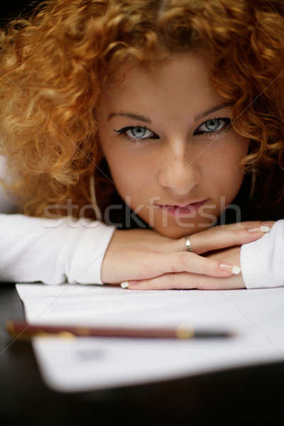 Foto stock: Jóvenes · mujer · de · negocios · documento · mirando · cámara · mujer