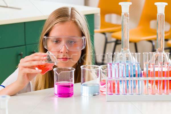 Chemische experiment jonge scheikundige kleurrijk student Stockfoto © barabasa