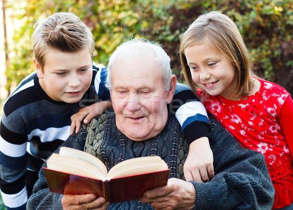 Lesung Enkelkinder Opa schönen Märchen Stock foto © barabasa