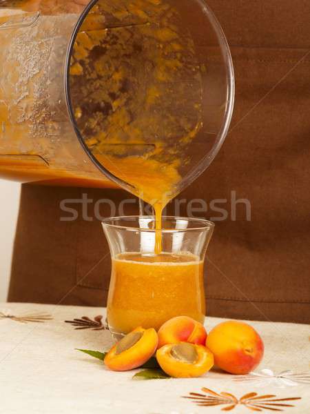 Frischen Pfirsich schütteln Gießen lecker Saft Stock foto © barabasa