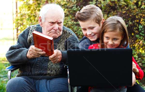 Stok fotoğraf: Ikna · çocuklar · okumak · dede · torunlar · kitap