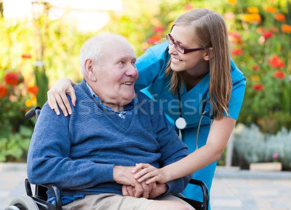 Helfen Alte Arzt Aufnahme Pflege Rollstuhl Stock foto © barabasa