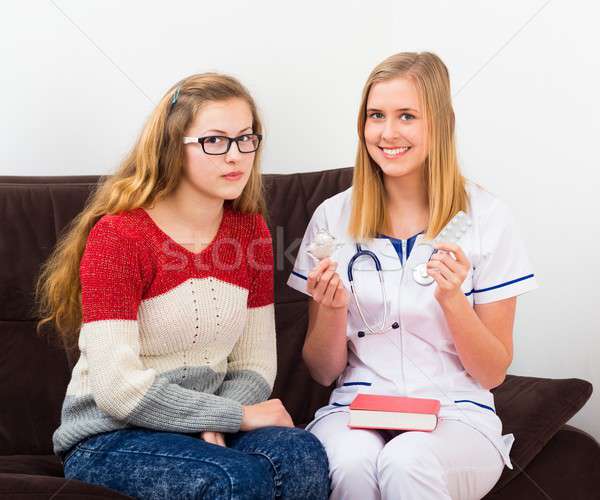 Anticonceptiemiddel gynaecoloog helpen tiener informatie meisje Stockfoto © barabasa