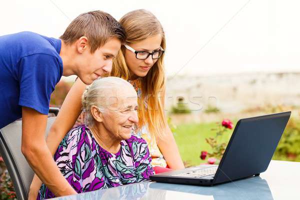 Wertvolle Familie Moment liebevoll Enkelkinder Lehre Stock foto © barabasa