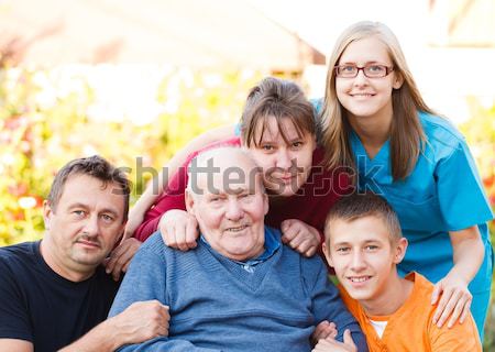 Besuchen schönen Enkelkinder Großmutter Pflegeheim Familie Stock foto © barabasa