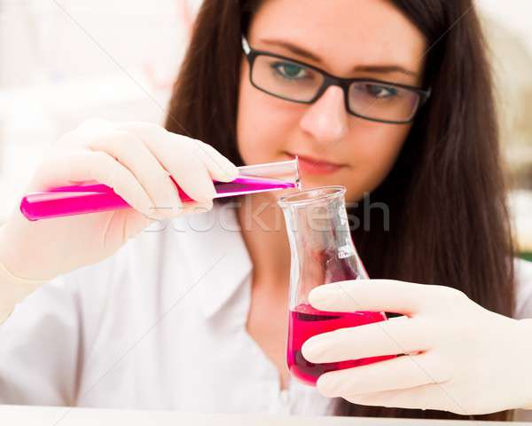 Mądry student chemicznych analiza młodych słodkie Zdjęcia stock © barabasa