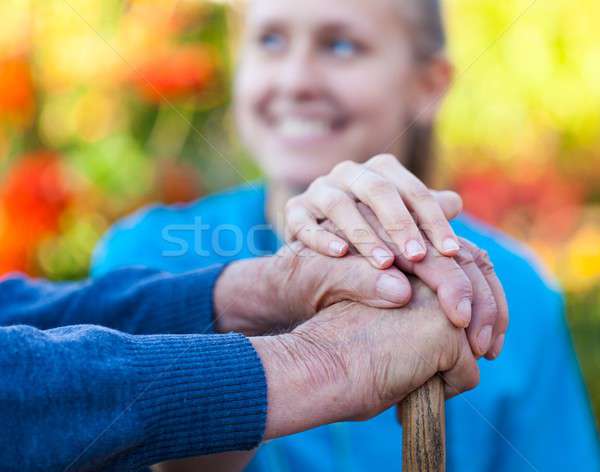 Stock foto: Helfen · jungen · weiblichen · Arzt · halten · Patienten