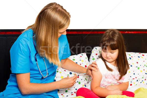 Stock foto: Trotzen · kleines · Mädchen · wenig · Patienten · Injektion · Arzt