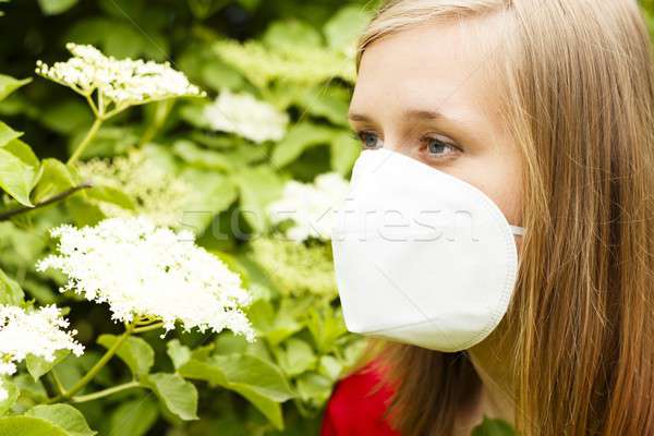 Foto d'archivio: Allergica · donna · maggiore · polline · fiore · maschera