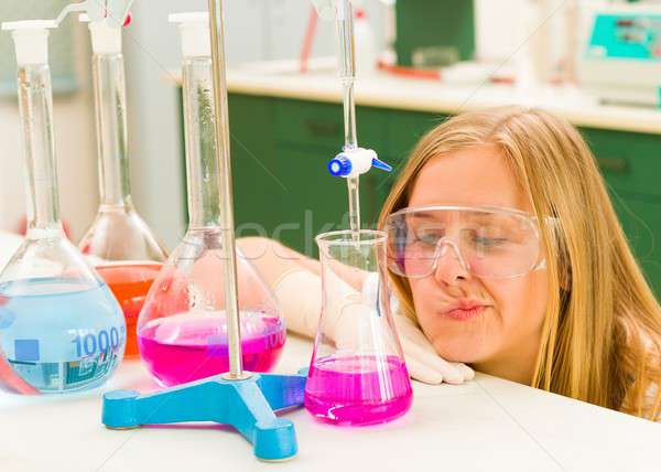 Beschermd chemische analyse jonge cute student Stockfoto © barabasa
