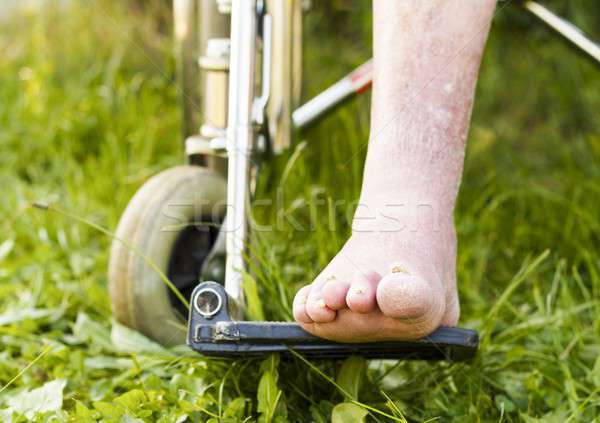 Starych nogi niepełnosprawnych człowiek niebieski bed Zdjęcia stock © barabasa