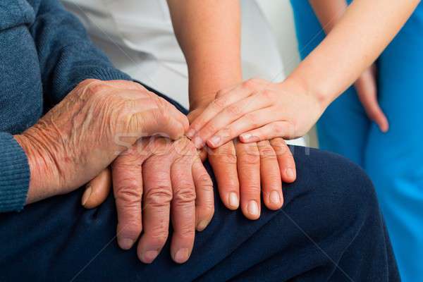 Foto stock: Manos · ancianos · sufrimiento · mano · médico · ayudar