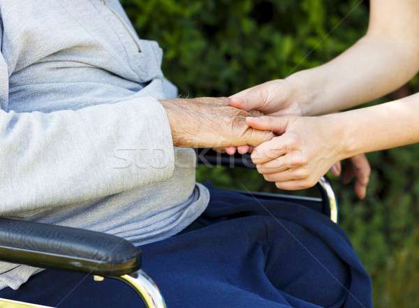 Alzheimer-kór támogatás törődés idős kéz szeretet Stock fotó © barabasa