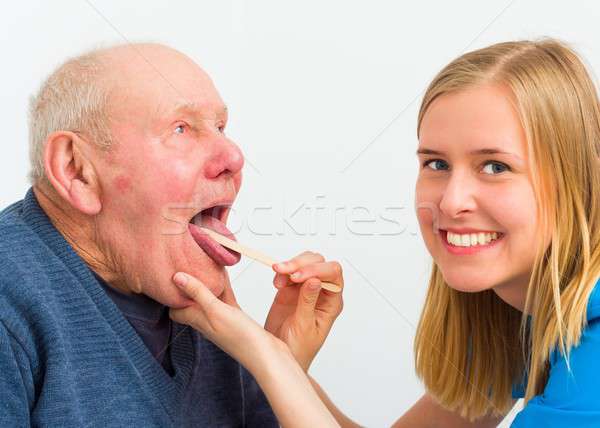 Ouderen man keel pijn jonge arts Stockfoto © barabasa