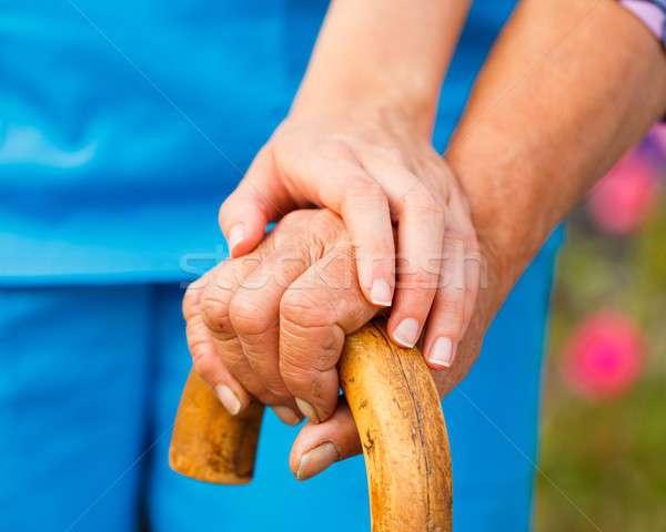 Anziani mano medico giardino ospedale blu Foto d'archivio © barabasa