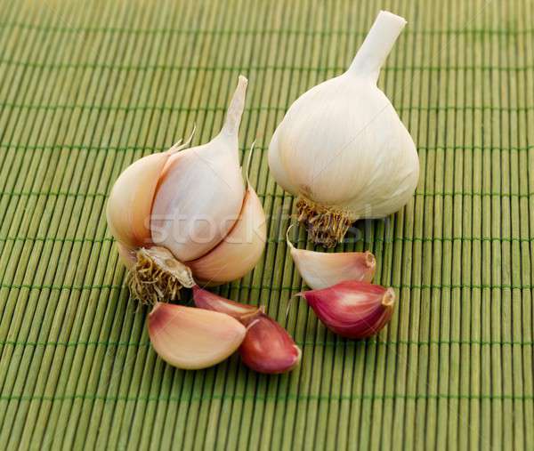 Gesunden Gemüse Knoblauch Gewürznelken Bambus decken Stock foto © barabasa