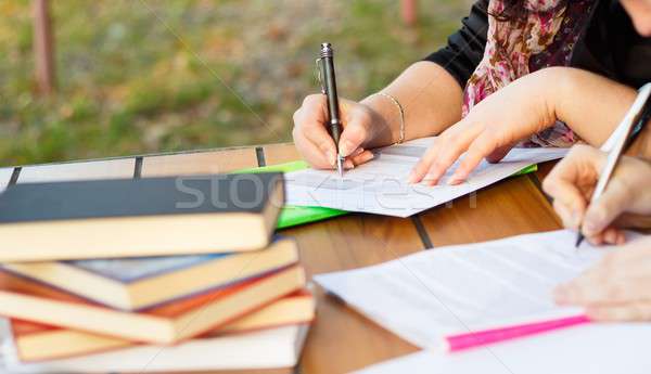 Foto stock: Deberes · aprendizaje · aire · libre · estudiantes · escrito · mujer