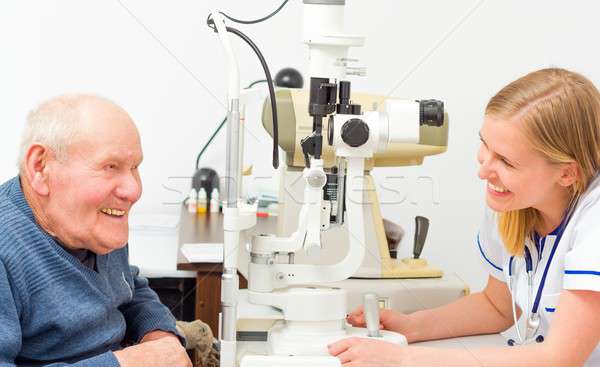 Feliz edad paciente oftalmología altos hombre Foto stock © barabasa