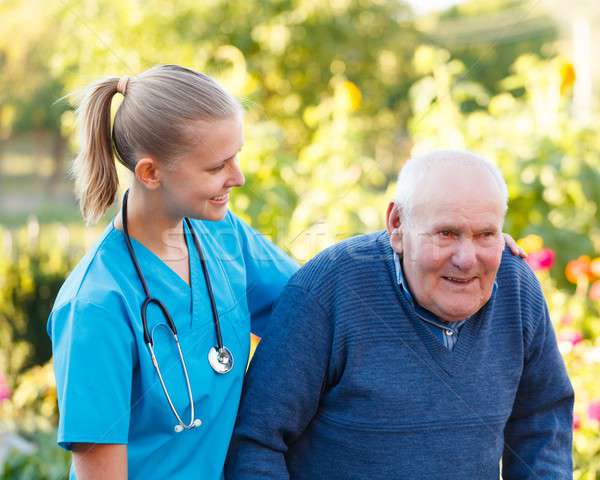 Jungen hilfreich Arzt Unterstützung ältere Patienten Stock foto © barabasa