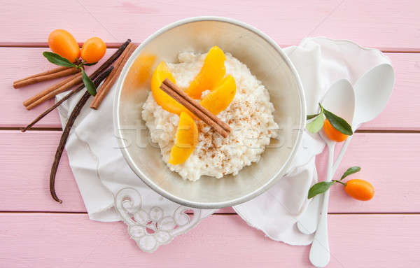 Pudim de arroz pêssegos tigela leite copo sobremesa Foto stock © BarbaraNeveu