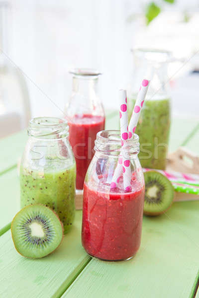 Vert rouge smoothie kiwi boire déjeuner [[stock_photo]] © BarbaraNeveu