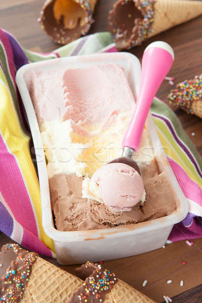 Crème glacée gaufre contenant chocolat bonbons fraise Photo stock © BarbaraNeveu