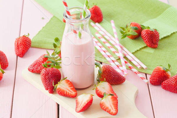Lait fraîches fraises vintage verre bouteille Photo stock © BarbaraNeveu