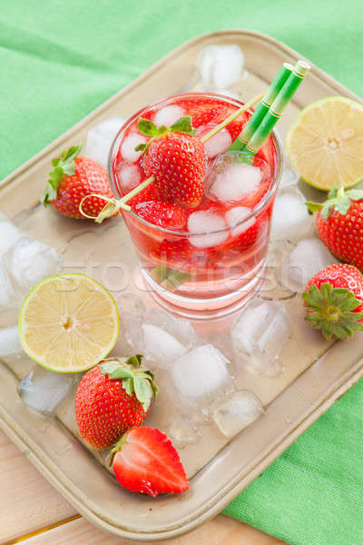 Hausgemachte Erdbeere Limonade frischen Kalk Glas Stock foto © BarbaraNeveu