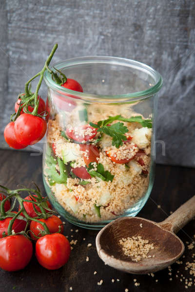 Foto d'archivio: Couscous · pomodoro · cetriolo · vintage · jar · buio