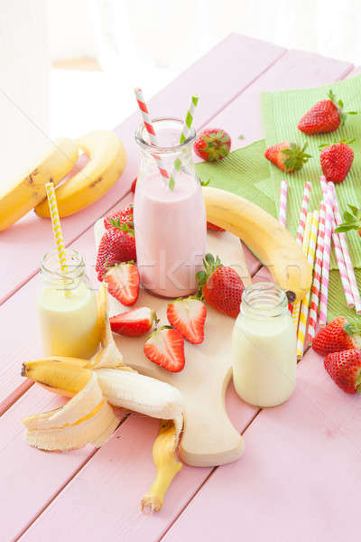 [[stock_photo]]: Lait · fraîches · fraises · bananes · vintage · verre