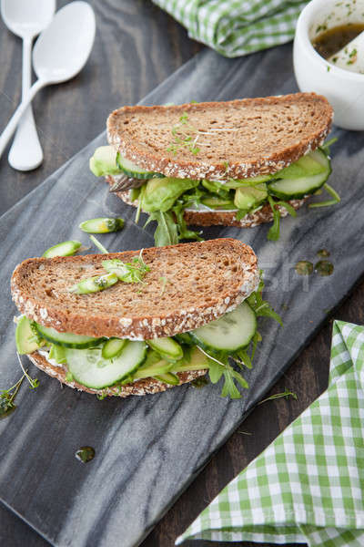 Foto d'archivio: Pane · di · frumento · avocado · fresche · lattuga · verde · pane