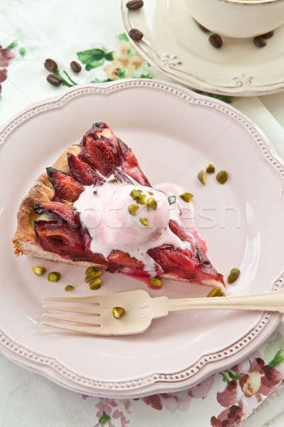 Tranche prune tarte maison évider crème glacée Photo stock © BarbaraNeveu