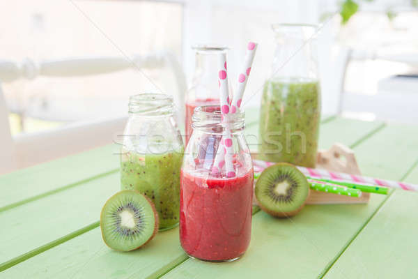 Vert rouge smoothie kiwi boire déjeuner [[stock_photo]] © BarbaraNeveu