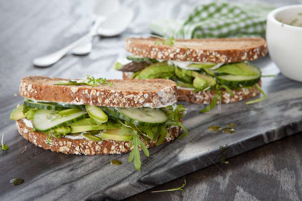 Paine integrala de grau avocado proaspăt salată verde verde pâine Imagine de stoc © BarbaraNeveu
