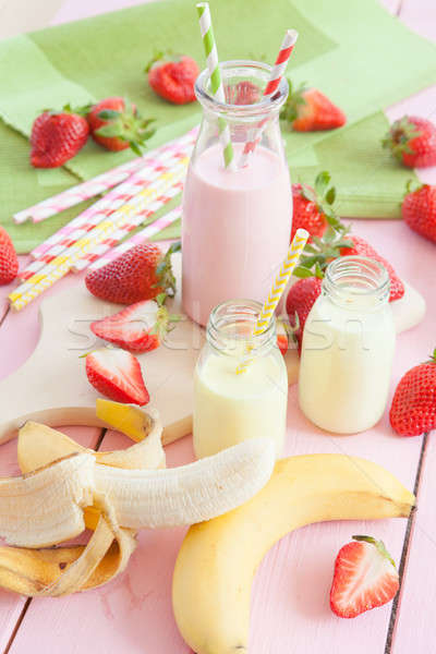 [[stock_photo]]: Lait · fraîches · fraises · bananes · vintage · verre