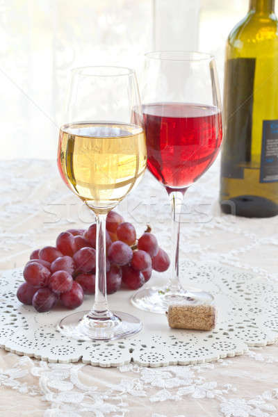 Roşu vin alb tulpina ochelari sticlă Imagine de stoc © BarbaraNeveu