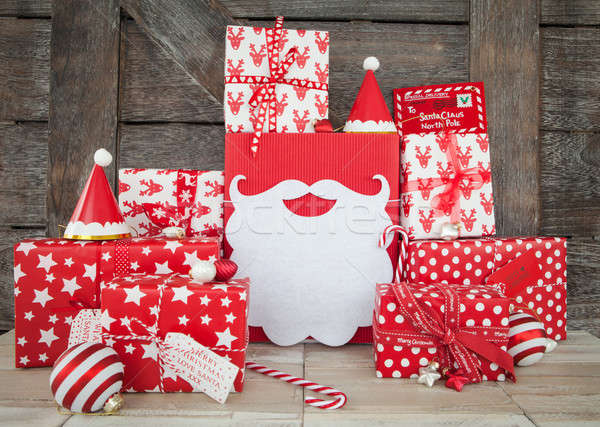 Stockfoto: Presenteert · Rood · witte · inpakpapier · christmas · sterren