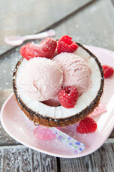 Sorvete metade coco framboesa sobremesa rosa Foto stock © BarbaraNeveu
