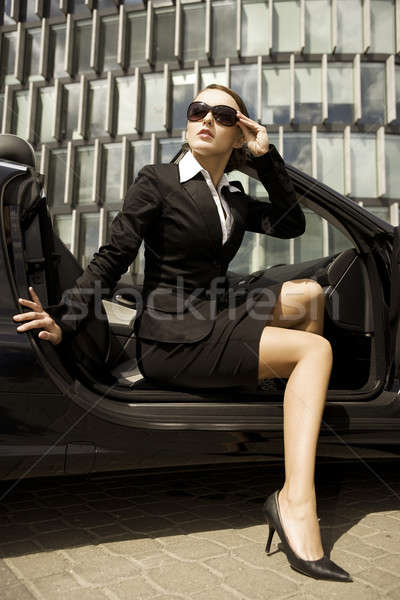 Stockfoto: Zakenvrouw · aantrekkelijk · brunette · geld · meisje · zon