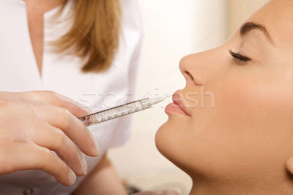 Jóvenes mujer hermosa inyección mano médico belleza Foto stock © bartekwardziak