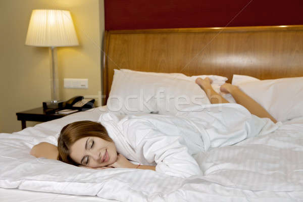 Gyönyörű barna hajú nő ágy lány idő Stock fotó © bartekwardziak