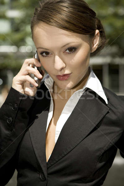 Tineri femeie de afaceri atractiv vorbesc mobil exterior Imagine de stoc © bartekwardziak
