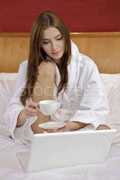 Portret mooie vrouw laptop bed mooie brunette Stockfoto © bartekwardziak