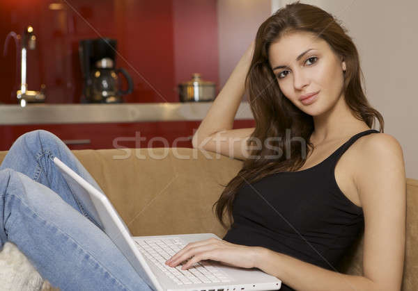 Foto stock: Adulto · mulher · usando · laptop · computador · casa · atraente