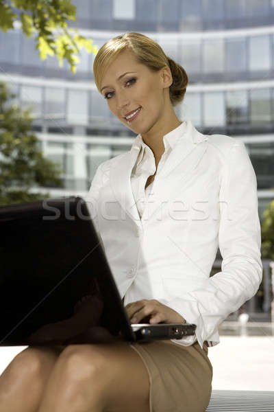 [[stock_photo]]: Jeunes · femme · d'affaires · séduisant · travail · portable · extérieur