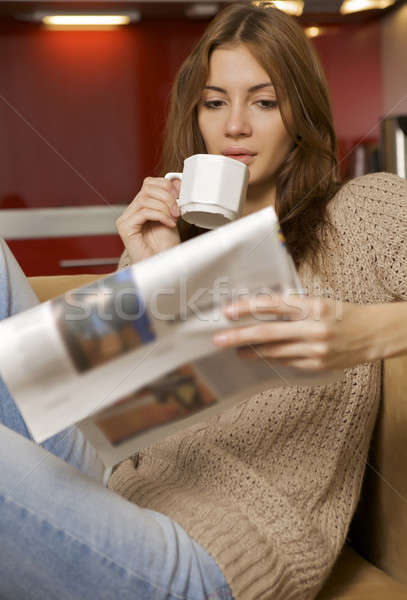 Volwassen vrouw drinken koffie lezing nieuws Stockfoto © bartekwardziak